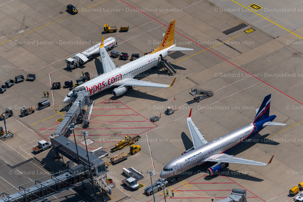 4046283 | STUTTGART 19.07.2021 Passagierflugzeug auf der Parkposition - Abstellfläche auf dem Flughafen in Stuttgart im Bundesland Baden-Württemberg, Deutschland. Weiterführende Informationen bei: Flughafen Stuttgart GmbH. // Passenger airplane in parking position - parking area at the airport in Stuttgart in the state Baden-Wurttemberg, Germany. Further information at: Flughafen Stuttgart GmbH. Foto: Gerhard Launer