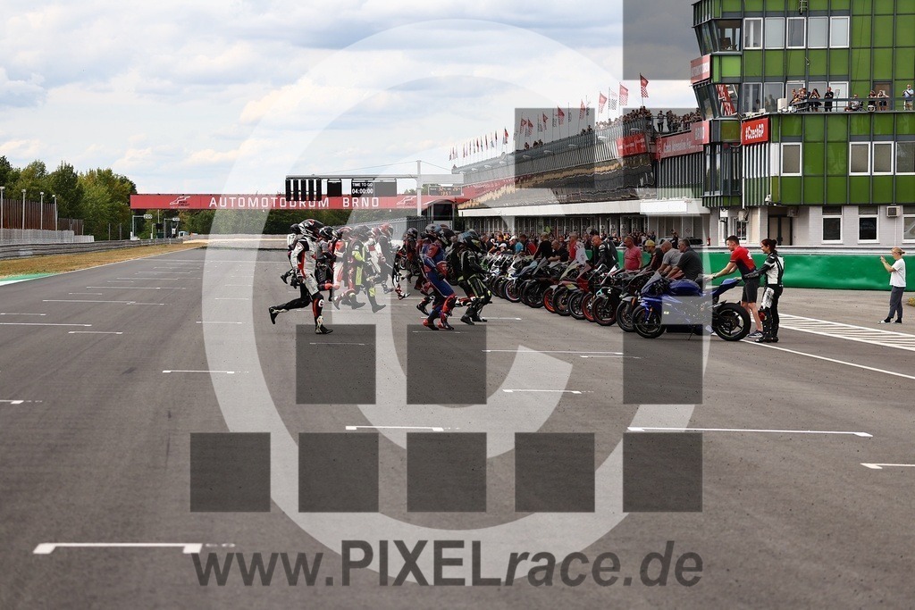 startendurance-20250830_07303 | Schöne Erinnerungen an spannende Momente - das festzuhalten ist unser Job. PIXELrace.de ist seit 2003 auf den Rennstrecken Europas unterwegs um die Action draußen beim Fahren und die wunderbare Stimmung imm Fahrerlager für euch einzufangen.
