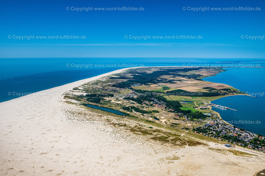 Amrum_Kiepsand_Strand_ELS_0188130822 | WITTDüN AUF AMRUM 13.08.2022 Sandstrand- Landschaft und Dünen- Schutzwall entlang des Küsten- Verlaufes in Süddorf auf der Insel Amrum im Bundesland Schleswig-Holstein, Deutschland. Weiterführende Informationen bei: AmrumTouristik AöR. // Sandy beach and dune landscape in Sueddorf at the island Amrum in the state Schleswig-Holstein, Germany. Further information at: AmrumTouristik AoeR. Foto: Martin Elsen