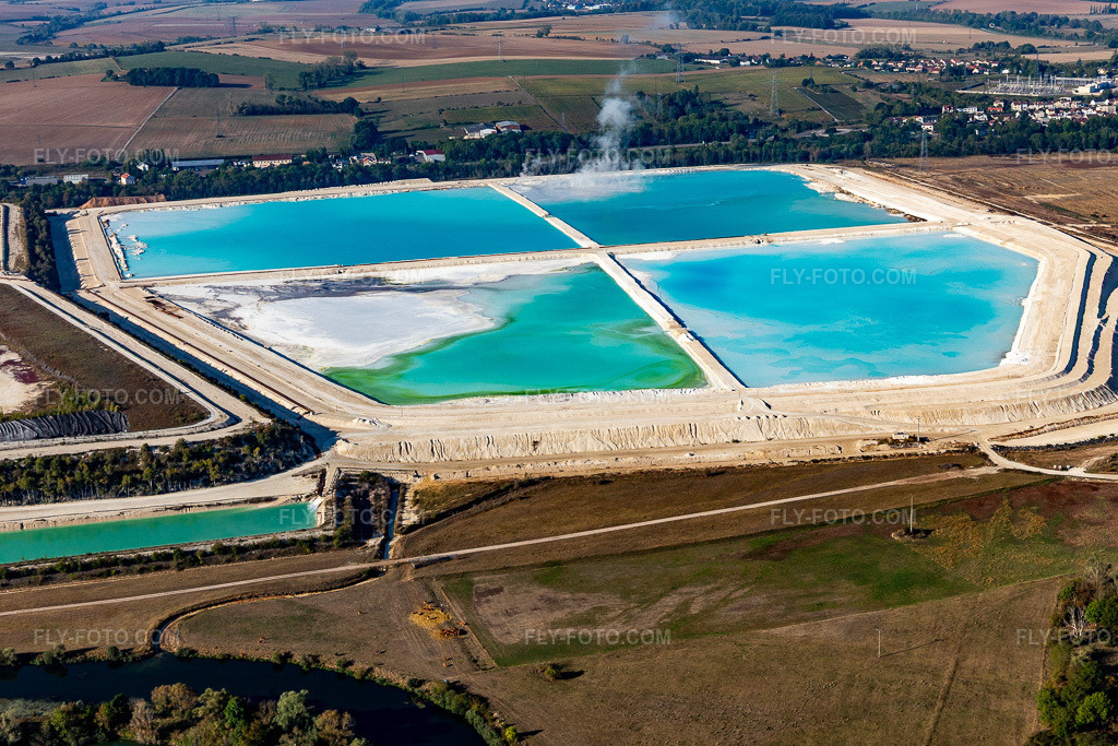 Aerial view: Turquoise blue saline basins for the production of potash salt from the Compagnie des Salins du Midi et des Salines de l'Est SA in Laneuveville-devant-Nancy in the state Meurthe et Moselle, France.Photo: IMG_118188.jpg taken on 09/15/2019 by Werner Riehm/FLY-FOTO.comResolution of the original: 5472 x 3648 px