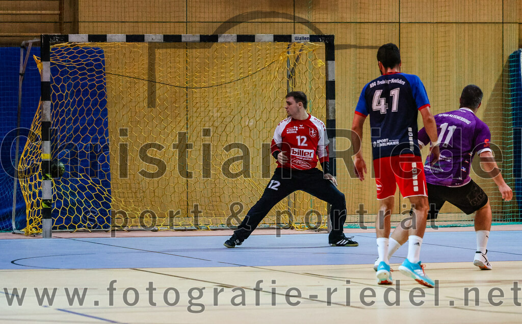 2023-10-14_043_SpVgg_Altenerding_gegen_HSG_Freising_Neufahrn | Erding, Deutschland, 14.10.2023:
Handball, Bezirksoberliga Männer 2023 / 2024, 4. Spieltag, SpVgg Altenerding gegen HSG Freising-Neufahrn, Endergebnis: 27:26

Torwart Niklas Schieck (HSG Freising-Neufahrn, #12), Lukas Monz (HSG Freising-Neufahrn, #41), Christian Loris (SpVgg Altenerding, #11)

Foto: Christian Riedel / fotografie-riedel.net