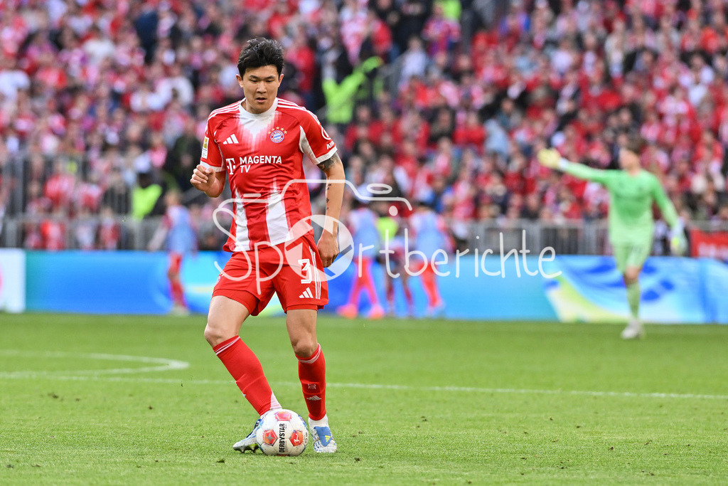 FC Bayern München - VfB Stuttgart | MUNICH, GERMANY - 19. APRIL: with Ball Minjae KIM (FC Bayern Munich 3) during the Bundesliga Match between FC Bayern Munich vs. VfB Stuttgart at Matchday 30 at Allianz Arena / DFL REGULATIONS PROHIBIT ANY USE OF PHOTOGRAPHS AS IMAGE SEQUENCES AND/OR QUASI-VIDEO