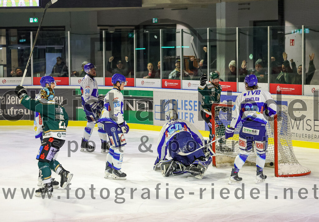 2026-01-23_084_TSV_Erding_gegen_SC_Riessersee | Erding, Deutschland, 23.01.2026:Eishockey, Oberliga Süd 2025 / 2026, 40. Spieltag, TSV Erding gegen SC Riessersee, Endergebnis: 6:5 n.V.Grady Hobbs (Erding Gladiators, #22), Lenny Elwing (SC Riessersee, #25), Torwart Andreas Mechel (SC Riessersee, #50), Marc Schmidpeter (Erding Gladiators, #33), Tobias Echtler (SC Riessersee, #20)Foto: Christian Riedel / fotografie-riedel.net
