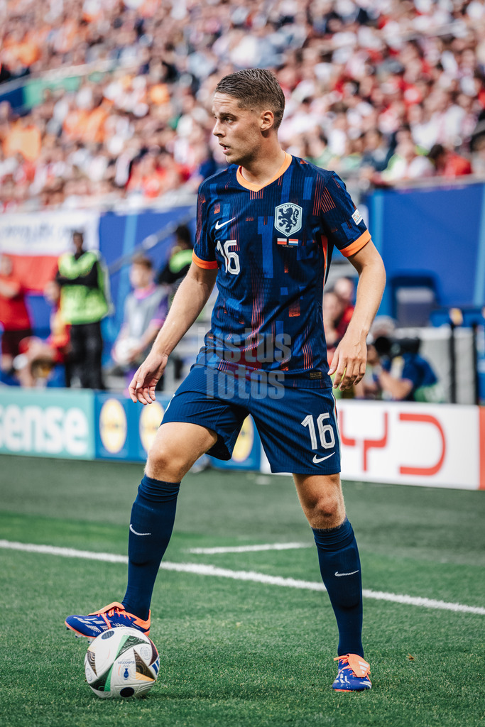 Fußball | Herren | UEFA-Fußball-Europameisterschaft 2024 | Gruppe D | Polen vs. Niederlande | 16.06.2024 | Joey Veerman (#16, Niederlande) mit dem Ball