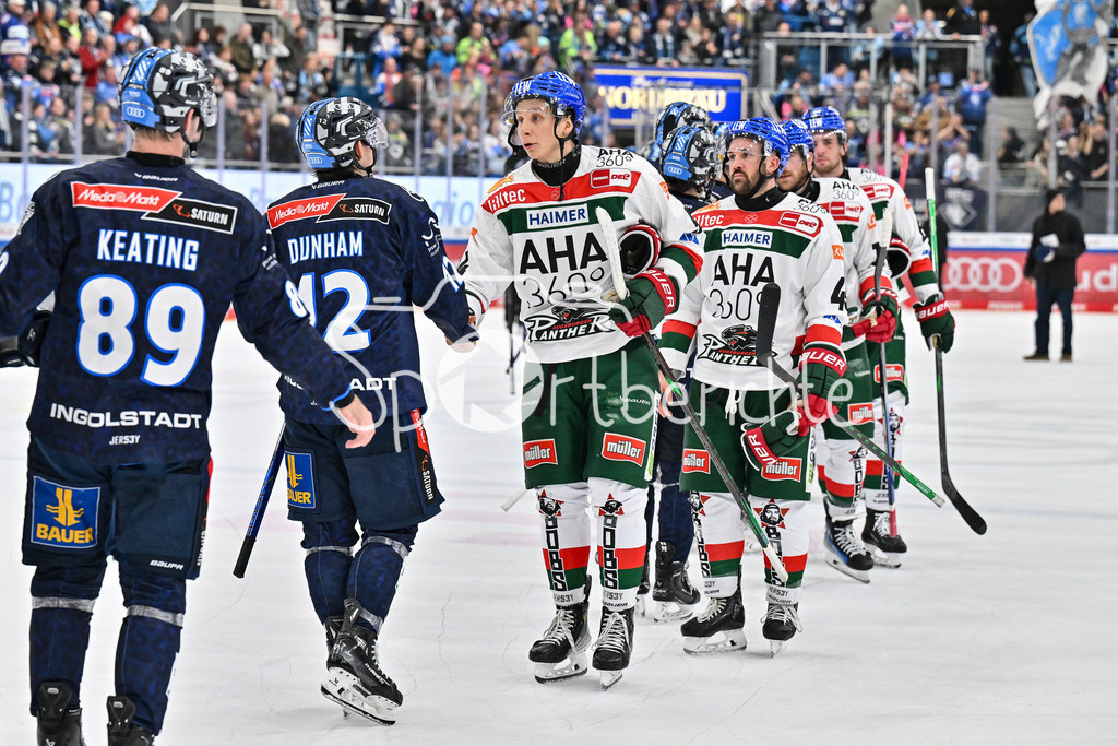 ERC Ingolstadt - Augsburger Panther | Handshake nach dem Spiel zwischen Noah DUNHAM (ERC Ingolstadt #12) und Anrei HAKULINEN (Augsburger Panther #94) / DEL: ERC Ingolstadt - Augsburger Panther, Saturn Arena am 03.11.2024