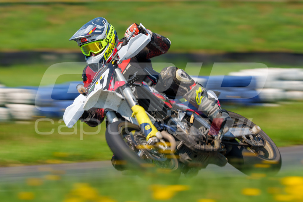 G-Cup + Supermoto Staatsmeisterschaft + Hungarian Supermoto Championship | GRIPcapture steht für authentische Sportfotografie in Österreich – für Momente, die mehr sind als Geschwindigkeit oder Ergebnis. Es geht um Emotion, Spannung, Fokus und den Augenblick, der oft nur einen Wimpernschlag dauert.Ob Motorsport, Teamsport oder 