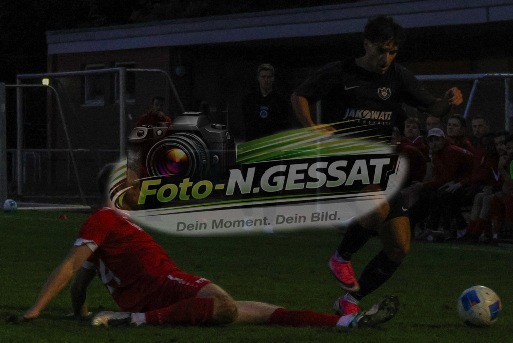 Bünder SV - BV Stift Quernhei | Auf dem Bild zu sehen: rot Bünder SV: Robert Wiens ; schwarz BV Stift Quernheim: Luis CelikBünder SV, BV Stift Quernheim, Saison 26/27, Kreispokal, Achtelfinale - Realisiert mit Pictrs.com