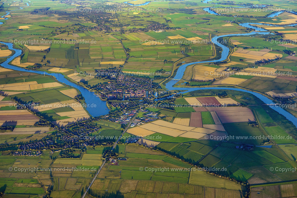 Friedrichstadt_ELS_6124060822 | FRIEDRICHSTADT 06.08.2022 Stadtansicht am Ufer des Flußverlaufes zwischen Treene und Eider in Friedrichstadt im Bundesland Schleswig-Holstein, Deutschland. Weiterführende Informationen bei: Tourismusverein Friedrichstadt und Umgebung e.V.. // City view on the river bank between Treene and Eider in Friedrichstadt in the state Schleswig-Holstein, Germany. Further information at: Tourismusverein Friedrichstadt und Umgebung e.V.. Foto: Martin Elsen