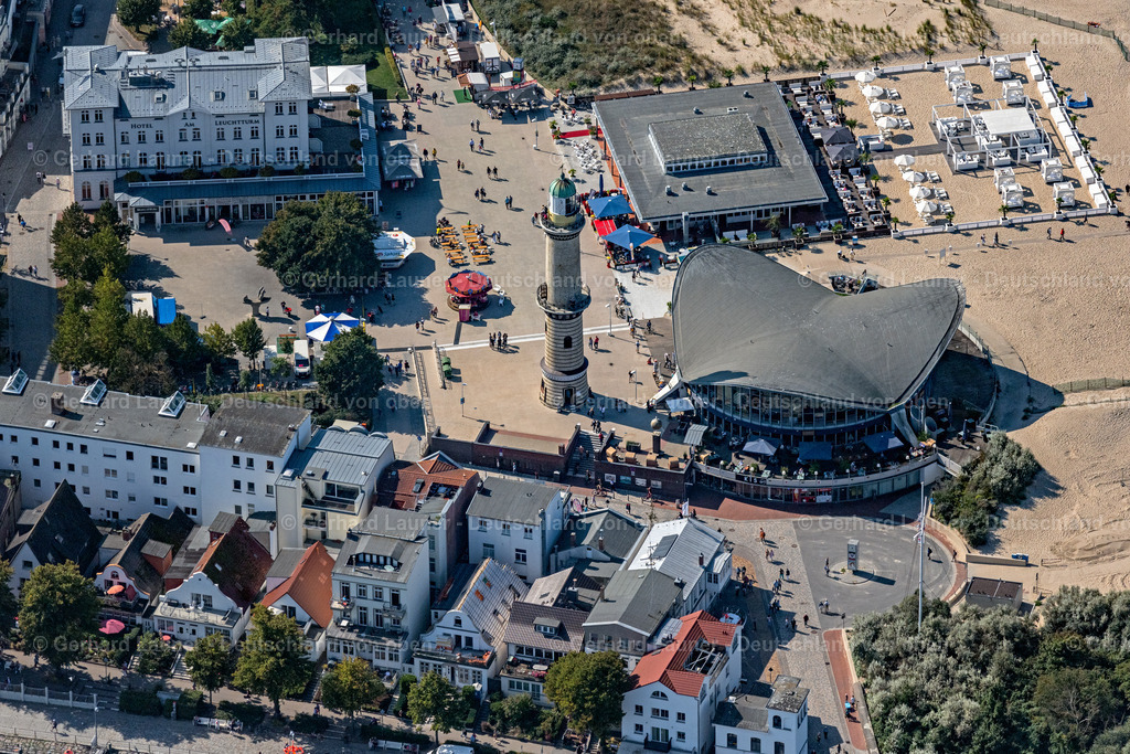 4061962 | Warnemünde Sitzbänke der Freiluft- Gaststätten Gebäude - Ensemble Leuchtturm - Teepott am Sandstrand im Ortsteil Warnemünde in Rostock im Bundesland Mecklenburg-Vorpommern, Deutschland. Weiterführende Informationen bei: Teepott-Restaurant,  w.Holz GmbH Gastronomie &amp; Catering-Team. // Tables and benches of open-air restaurants building - Ensemble Leuchtturm - Teepott in the district Warnemuende in Rostock in the state Mecklenburg - Western Pomerania, Germany. Further information at: Teepott-Restaurant,  w.Holz GmbH Gastronomie &amp; Catering-Team. Foto: Gerhard Launer