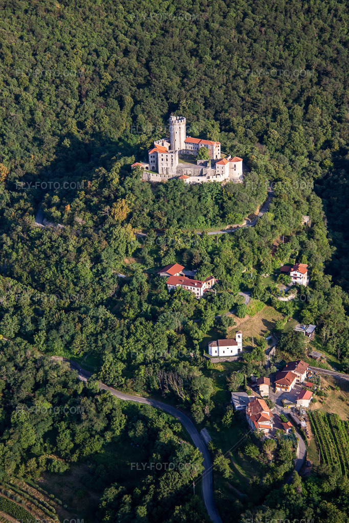 Aerial view: Castle / Grad Rihemberk in the district Branik in Nova Gorica in the state Slovenia, Slovenia. – Photo: IMG_137483.jpg taken on 07/14/2023 by Werner Riehm/FLY-FOTO.com – Resolution of the original: 3648 x 5472 px – Domov - Grad Rihemberk