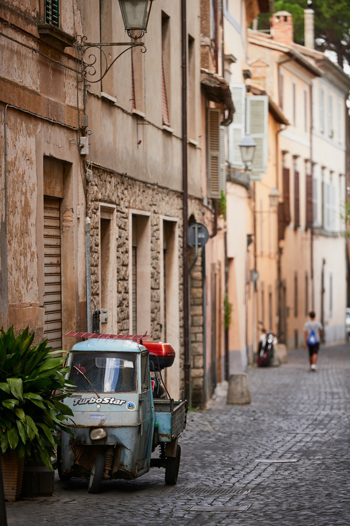 Blaues Mopedauto Turbo Star in der Altstadtgasse | Orvieto, Italien - September 05, 2016: Blaues Mopedauto Turbo Star in der Altstadtgasse. - Realisiert mit Pictrs.com