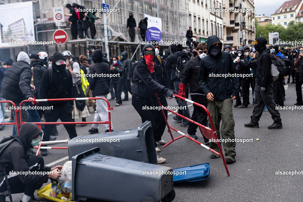 9L6A6013 | Strasbourg, France, 24 octobre 2026. Des manifestants affrontent les forces de l’ordre lors d’une mobilisation dans le centre-ville de Strasbourg. Des policiers interviennent pour disperser des groupes de manifestants, tandis que des gaz lacrymogènes sont utilisés. Des affrontements, des jets de projectiles et des dégradations sont observés dans plusieurs rues. Des barricades et des véhicules en feu témoignent de la tension qui règne en marge de la mobilisation. - Realisiert mit Pictrs.com