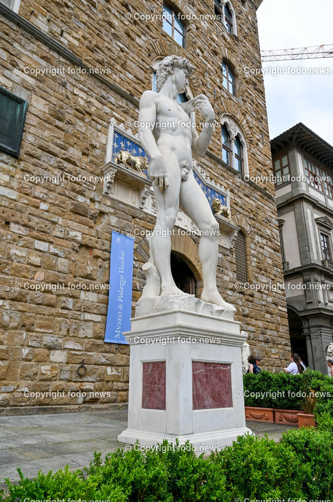 Italien_ Toscana_ Florenz_ 30.05.2024-395 | 30.05.2024, Italien, ITA, Toskana, Florenz im Bild Stadtansichten, Gebäude, Architektur, Touristen, Historisch, Souvenir, Altstadt, Museum, Statuen, Skulpturen, Piazza della Signoria, Statue David, Palazzo Vecchio, Neptunbrunnen, Piazza della Repubblica, Ponte Vecchio, Brücke, Uffizien, Kathedrale Santa Maria del Fiore, Arno, Fluß


Florenz, Firenze, ist eine italienische Großstadt. Nach Einwohnern ist sie die achtgrößte Stadt Italiens. Florenz ist die Hauptstadt sowie größte Stadt der Region Toskana und der Metropolitanstadt Florenz, in der etwa eine Million Menschen leben. Florenz ist für seine Geschichte berühmt. Leonardo da Vinci verbrachte große Teile seiner Jugend in Florenz, Michelangelo fand Unterschlupf in der Kirche der Medici, Galileo Galilei wohnte als Hofmathematiker in den Palästen der Medici. Von 1865 bis 1871 war die Stadt die Hauptstadt des neu gegründeten Königreichs Italien. Das historische Zentrum von Florenz zieht Jahr für Jahr Millionen von Touristen an. Die historische Innenstadt wurde von der UNESCO im Jahre 1982 zum Weltkulturerbe erklärt. 
Quelle: Wikipedia
