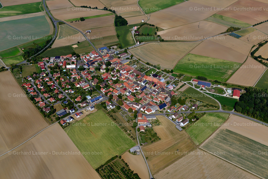 3650332 | ERLACH 31.08.2016 Landwirtschaftliche Nutzflächen und Feldgrenzen  umsäumen das Siedlungsgebiet des Dorfes in Erlach im Bundesland Bayern, Deutschland // Agricultural land and field boundaries surround the settlement area of the village  in Erlach in the state Bavaria, Germany Foto: Gerhard Launer