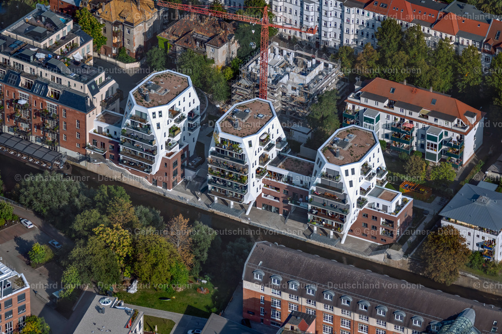 4040243 | LEIPZIG 14.09.2020 Mehrfamilienhaus-Wohnanlage der LE Riverhouse GmbH an der Holbeinstraße an den Uferpromenaden der Weißen Elster im Ortsteil Schleußig in Leipzig im Bundesland Sachsen. // Multi-family residential complex LE RIVERHOUSES on Holbeinstrasse on river Weisse Elster in the district Schleussig in Leipzig in the state Saxony. Foto: Gerhard Launer