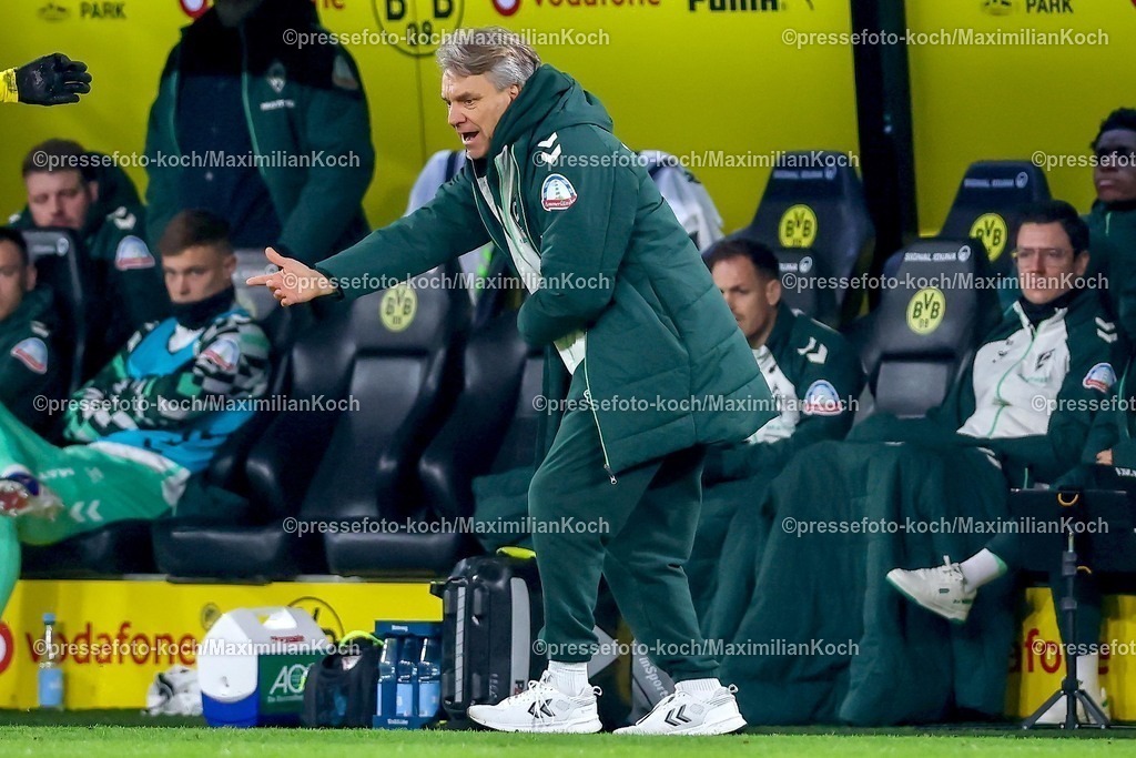 BVB13012601071 | 11.01.2026, Fußball, Borussia Mönchengladbach - FC Augsburg, 1. Fußball Bundesliga, 16.Spieltag, Borussia-Park, Saison 2025 2026: Cheftrainer Horst Steffen (SV Werder Bremen #hc) gestikulierend am Spielfeldrand   DFB regulations prohibit any use of photographs as image sequences and or quasi-video.