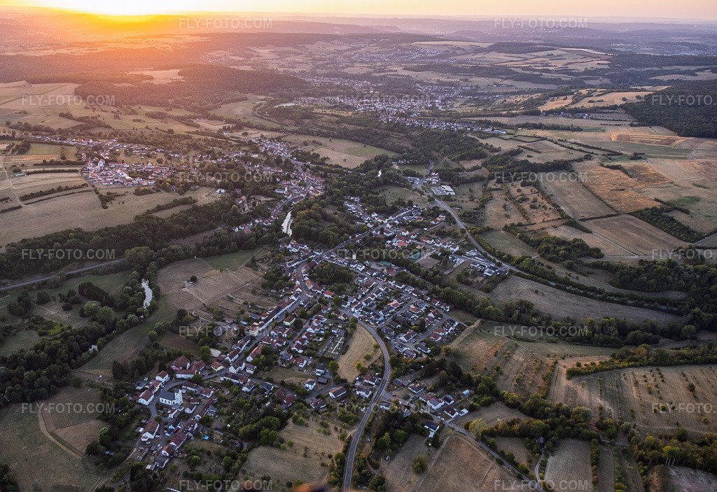 Aerial view: View of the town from the southeast in Frauenberg in the state Moselle, France. – Photo: IMG_158614.jpg taken on 08/14/2026 by Werner Riehm/FLY-FOTO.com – Resolution of the original: 5359 x 3679 px