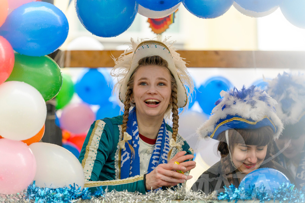 _DWA2446 | Trotz Nieselregen schlängelte sich der „Gaudiwurm“ am Sonntag durch die Nürnberger Innenstadt an tausenden Faschingsfans vorbei.  Nürnberg, 11.02.2024 - Realisiert mit Pictrs.com