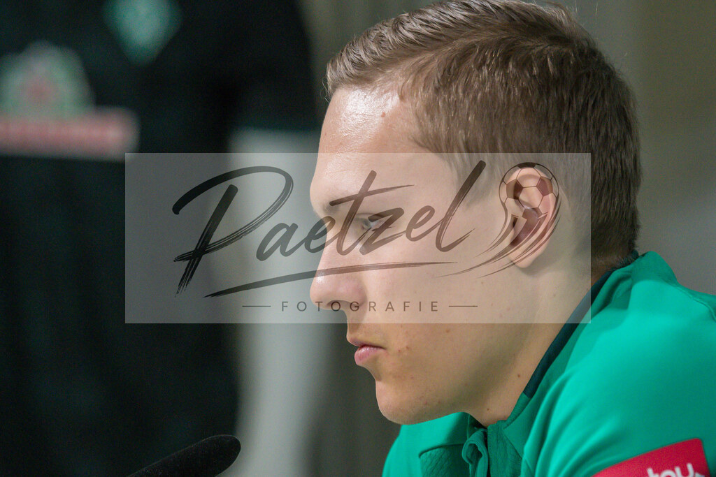20200218_PKWEBR_0010 | Fussball, Herren: Ludwig Augustinsson (SV Werder Bremen) schaut waehrend der Pressekonferenz des SV Werder Bremen im Presseraum des wohninvest Weserstadion am 18.02.2020 in Osnabrueck, Deutschland. - Realisiert mit Pictrs.com