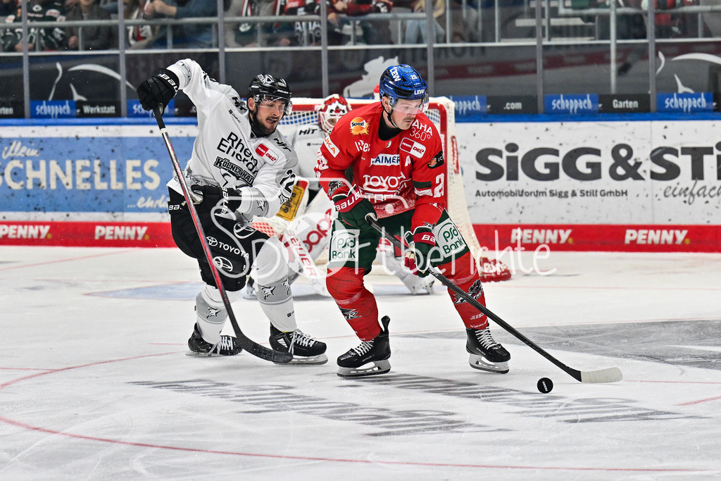 Augsburger Panther - Kölner Haie | im Duell Maximilian GLÖTZL (Kölner Haie 22) und Cody KUNYK (Augsburger Panther #20) / Zweikampf / DEL: Augsburger Panther - Kölner Haie; Curt Frenzel Stadion am 26.09.2025