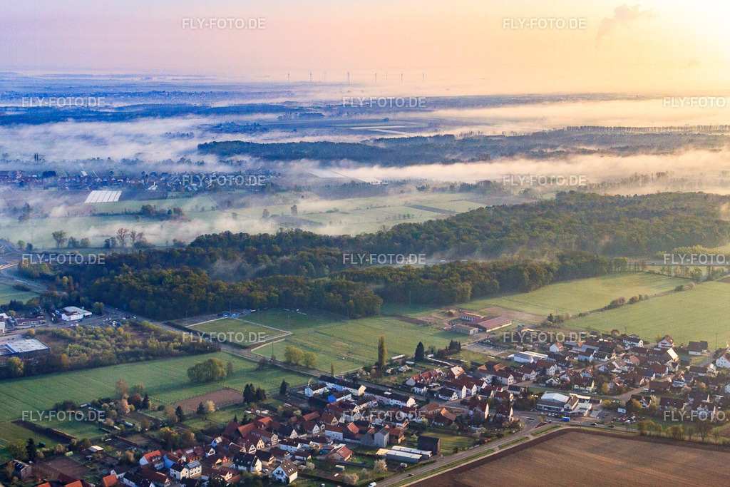 Erlenbachtal im Frühdunst | Luftbild: Erlenbachtal im Frühdunst im Ortsteil Minderslachen in Kandel im Bundesland Rheinland-Pfalz in Deutschland. Foto: IMG_49513.jpg vom 13.04.2012 durch Werner Riehm/FLY-FOTO.de - Realisiert mit Pictrs.com