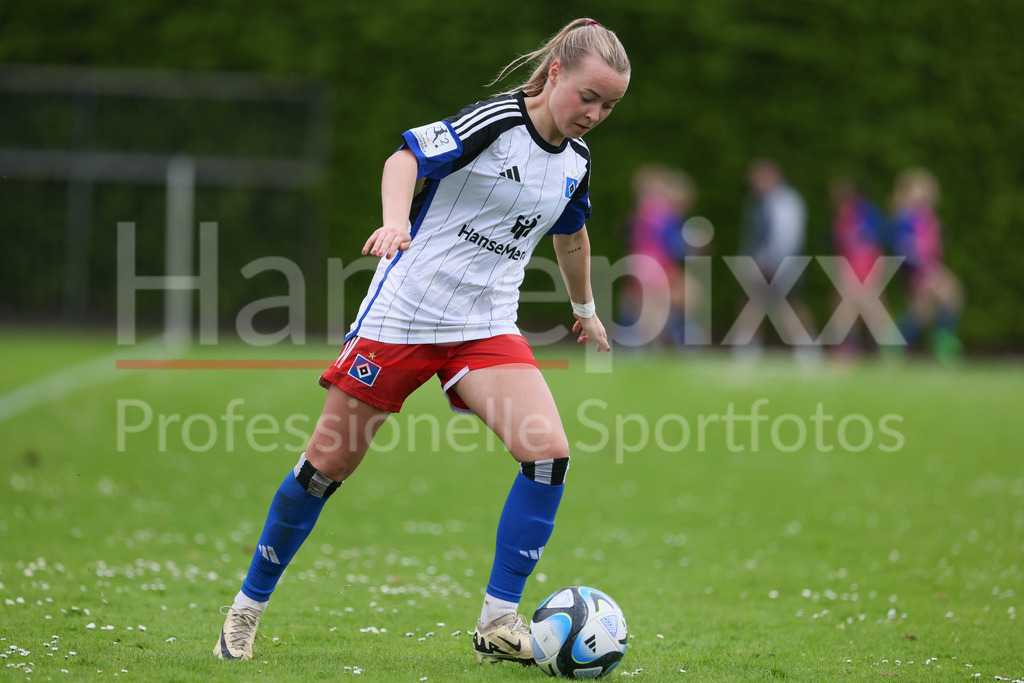 Fussball, 2. Frauen-Bundesliga, Hamburger SV - 1. FFC Turbine Potsdam | v.li.: Mia Büchele (Hamburger SV, 26) am Ball, Freisteller, Einzelbild, Ganzkörper, Aktion, Action, Spielszene, DIE DFB-RICHTLINIEN UNTERSAGEN JEGLICHE NUTZUNG VON FOTOS ALS SEQUENZBILDER UND/ODER VIDEOÄHNLICHE FOTOSTRECKEN. DFB REGULATIONS PROHIBIT ANY USE OF PHOTOGRAPHS AS IMAGE SEQUENCES AND/OR QUASI-VIDEO.