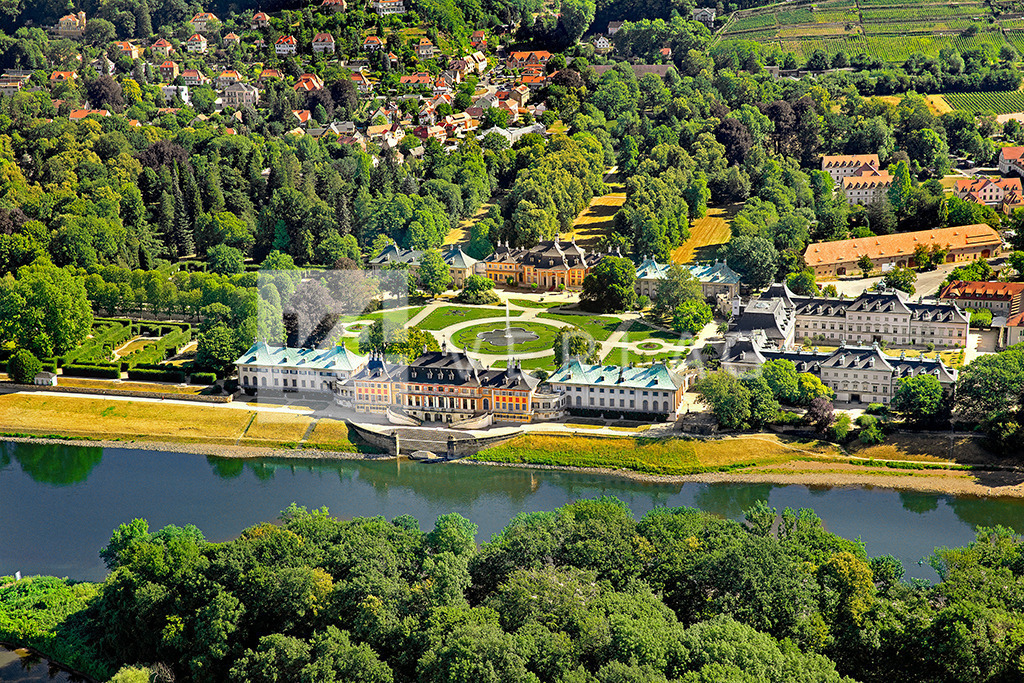 Luftaufnahme-Schloss-Pillnitz-Elbe_FOCO4223 | Luftaufnahme von Schlossgarten und Schloss Pillnitz an der Elbe - Realisiert mit Pictrs.com