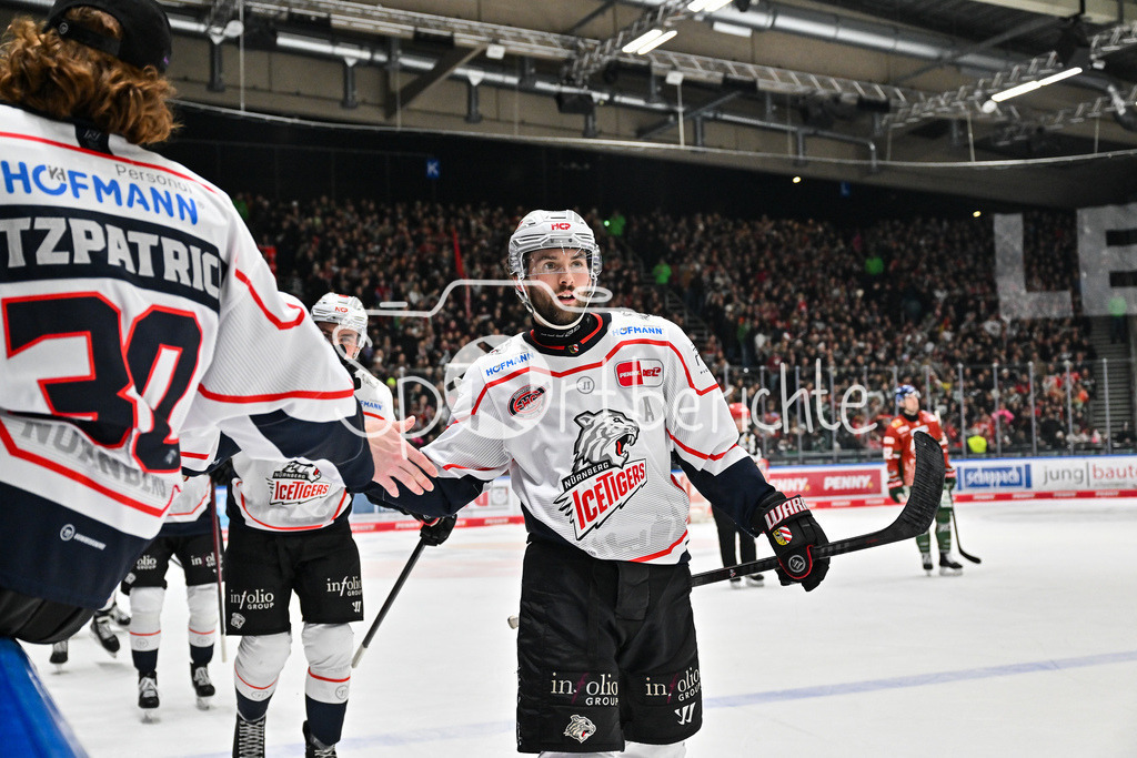 Augsburger Panther - Nürnberg Ice Tigers | AUGSBURG, GERMANY - 23. DECEMBER: Jubel der Ice Tigers nach dem Treffer zum 0-2 durch Evan BARRAT (Nürnberg Ice Tigers 10) / Tor / Torschuetze / Freude / Happy  während dem Match zwischen den Augsburger Panthern und den Nürnberg Ice Tigers am 31. Spieltag der Penny DEL im Curt Frenzel Stadion