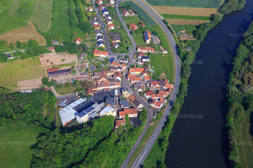 Luftbild: Fluß- Uferbereichen des Main aus Südosten mit Eschenbacher Privatbrauerei GmbH Haus Wagner im Ortsteil Eschenbach in Eltmann im Bundesland Bayern in Deutschland. Foto: IMG_099852.jpg vom 25.05.2017 durch Werner Riehm/FLY-FOTO.deWWW.ESCHENBACHER.DE
