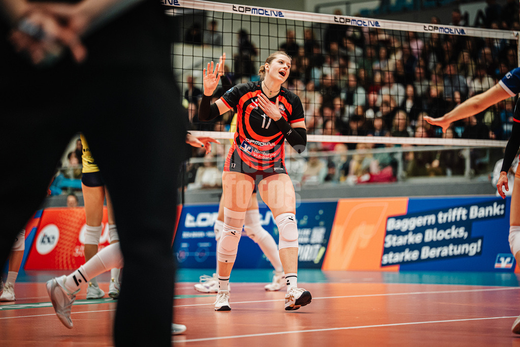 Volleyball | Frauen | Saison 2025/2026 | Volleyball Bundesliga | ETV Hamburger Volksbank Volleys vs. SSC Palmberg Schwerin | 17.01.2026 | Louisa Krams (#17, ETV Hamburger Volksbank Volleys) entschuldigt sich