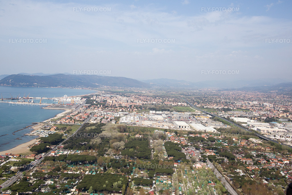 Aerial view: View of the town in Avenza in the state Tuscany, Italy.Photo: IMG_087188.jpg taken on 04/04/2016 by Werner Riehm/FLY-FOTO.comResolution of the original: 5472 x 3648 px