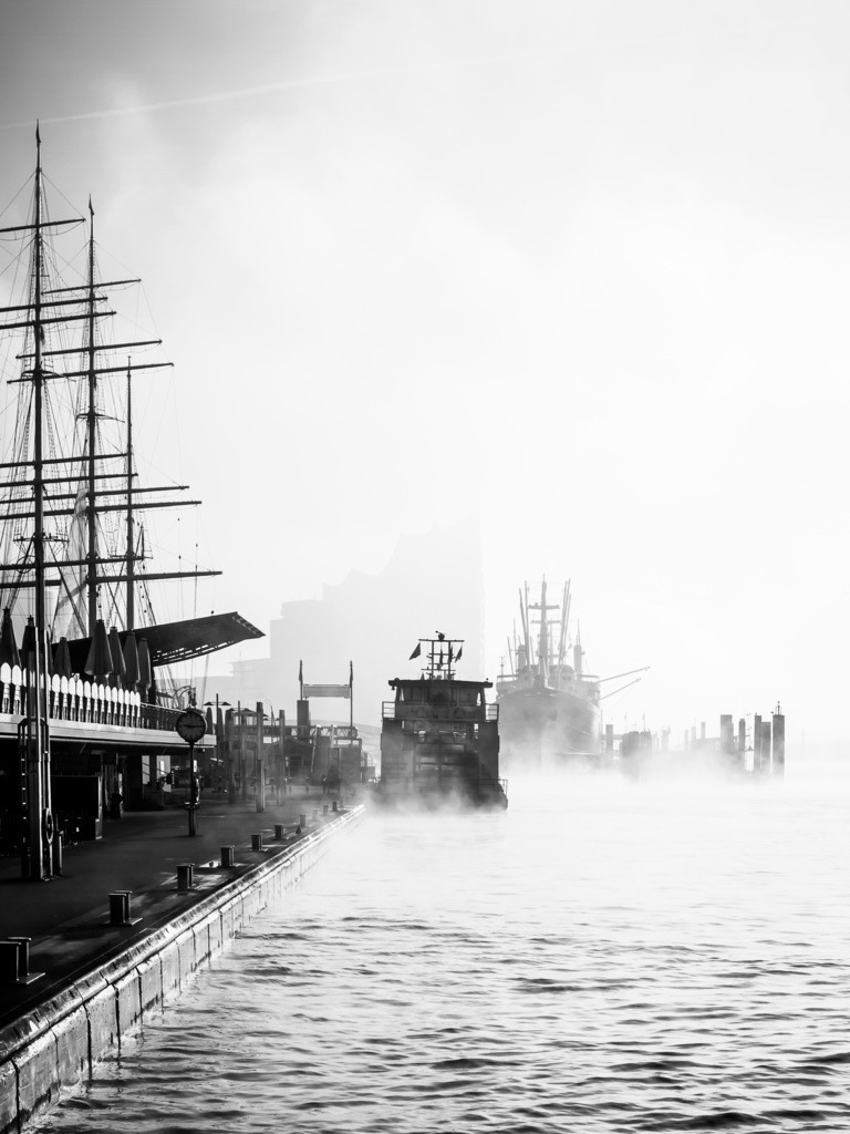 Die Welt ruht still im Hafen 04 | Durch die Stadt gehen, als wohnte man woanders. Fotografie, subjektiver Urbanismus und aktiver Müßiggang. - Realisiert mit Pictrs.com