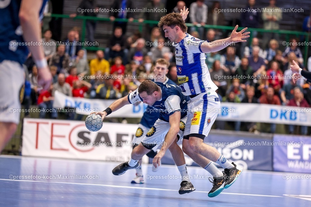 BHC11122501082 | 11.12.2025, Handball, HBL, Bergischer HC - ThSV Eisenach, Unihalle Wuppertal: Tomas Babak (BHC #19) im Zweikampf gegen Stephan Seitz (Eisenach #44)  