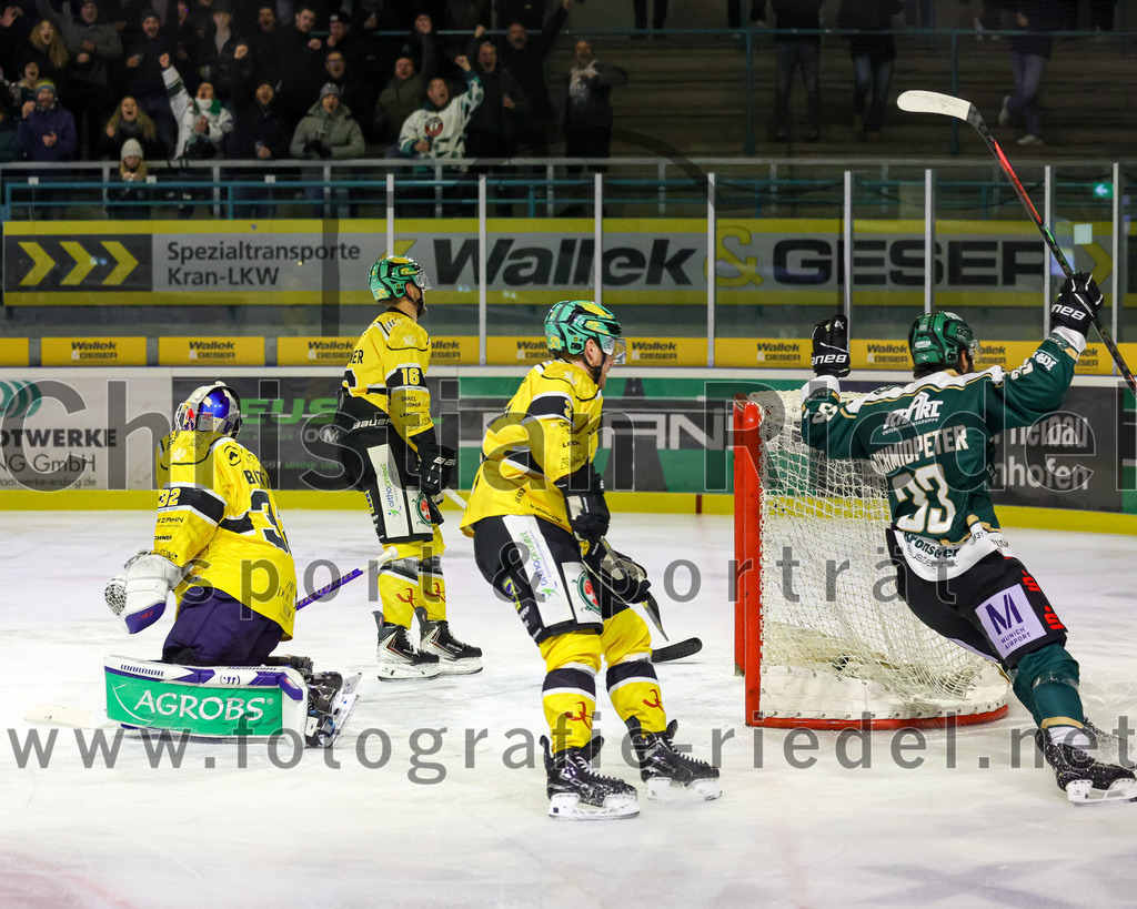 2025-12-19_033_TSV_Erding_gegen_Toelzer_Loewen | Erding, Deutschland, 19.12.2025:Eishockey, Oberliga Süd 2025 / 2026, 27. Spieltag, TSV Erding gegen Tölzer Löwen, Endergebnis: 2:5Torwart Matthias Bittner (Tölzer Löwen, #32), Alexander Fichtner (Tölzer Löwen, #16), Karel Klikorka (Tölzer Löwen, #3), Marc Schmidpeter (Erding Gladiators, #33)Foto: Christian Riedel / fotografie-riedel.net