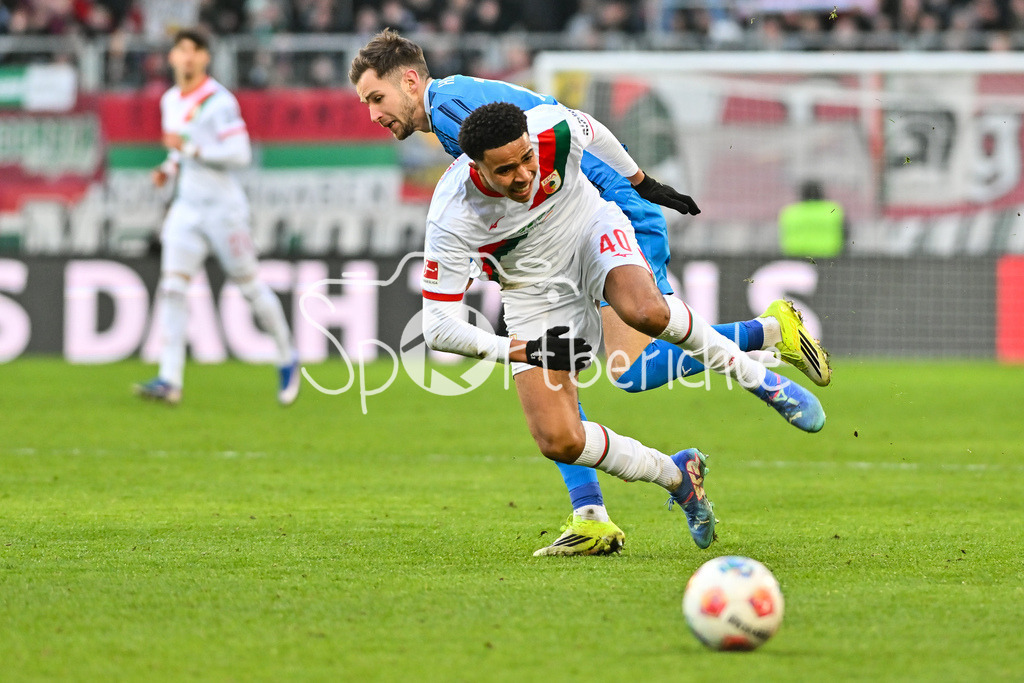 FC Augsburg - 1. FC Heidenheim | AUGSBURG, GERMANY - 15. FEBRUARY: im Duell Marvin PIERINGER (1. FC Heidenheim 18) und Noahkai BANKS (FC Augsburg 40) während dem Bundesligamatch zwischen dem FC Augsburg und dem 1. FC Heidenheim am 22. Spieltag in der WWK-Arena / DFL REGULATIONS PROHIBIT ANY USE OF PHOTOGRAPHS AS IMAGE SEQUENCES AND/OR QUASI-VIDEO
