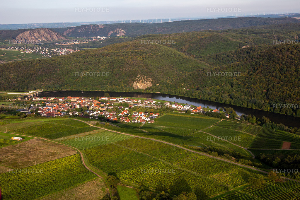 Luftbild: Ortsansicht von Westen in Niederhausen im Bundesland Rheinland-Pfalz in Deutschland. Foto: IMG_138229.jpg vom 03.09.2023 durch Werner Riehm/FLY-FOTO.de