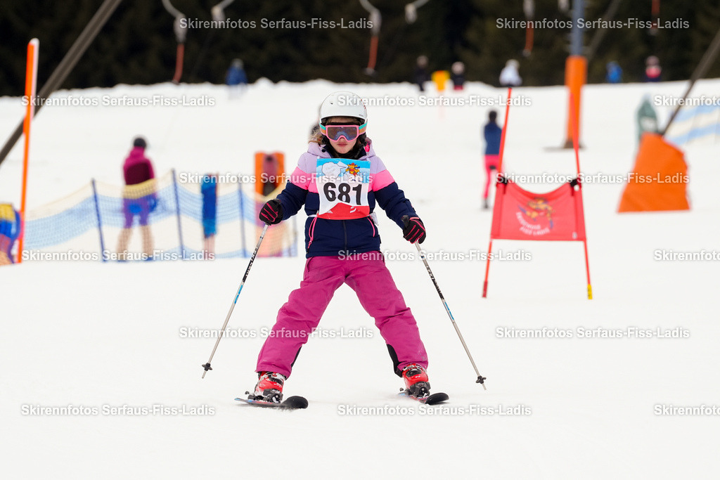 SRF_02.01.2026_0662 | Skirennfotos,Serfaus,Fiss,Ladis,Kinderskirennen,Winter,Tirol,Oberland,skirace,SFL,feelfree,weil wir's genießen,ski,Ski,skifahren,Sonnenplateau, - Realisiert mit Pictrs.com