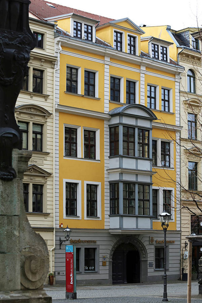 Bildlexikon Leipzig - Bosehaus am Thomaskirchhof - Blick vom Bach Denkmal | Das Team hinter BILDLEXIKON LEIPZIG bündelt historische wie aktuelle Informationen über die Stadt Leipzig in Text und Bild auf einer Plattform und stellt diese der interessierten Öffentlichkeit zur Verfügung.