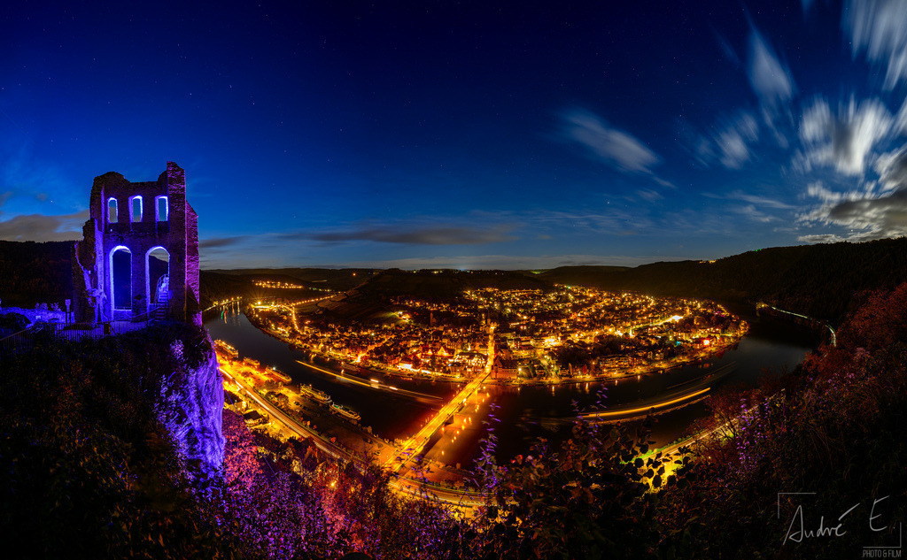 Grevensburg Ruine und Traben-Trarbach bei Nacht | Die Moselschleife bei Traben-Trarbach mit der Grevensburg Ruine bei Nacht