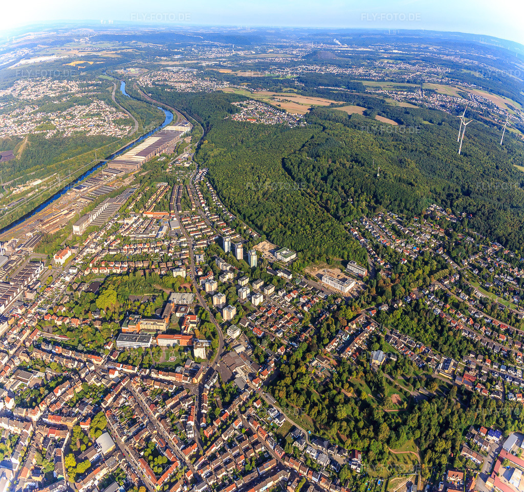 Luftbild: Stadtübersicht von Süden in Völklingen im Bundesland Saarland in Deutschland. Foto: IMG_149852-Pano.jpg vom 07.09.2025 durch Werner Riehm/FLY-FOTO.de – Auflösung des Originals: 4368 x 4094 px