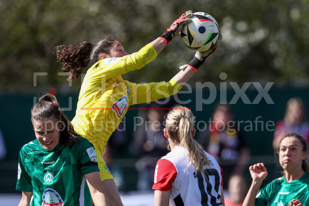 Fussball, Google Pixel Frauen-Bundesliga, SV Werder Bremen - Eintracht Frankfurt | v.li.: Livia Peng (Torhüterin, Torwart, SV Werder Bremen, 1) fängt, pariert den Ball, Parade, Glanzparade, hält den Ball, Action, Aktion, DIE DFB-RICHTLINIEN UNTERSAGEN JEGLICHE NUTZUNG VON FOTOS ALS SEQUENZBILDER UND/ODER VIDEOÄHNLICHE FOTOSTRECKEN. DFB REGULATIONS PROHIBIT ANY USE OF PHOTOGRAPHS AS IMAGE SEQUENCES AND/OR QUASI-VIDEO.