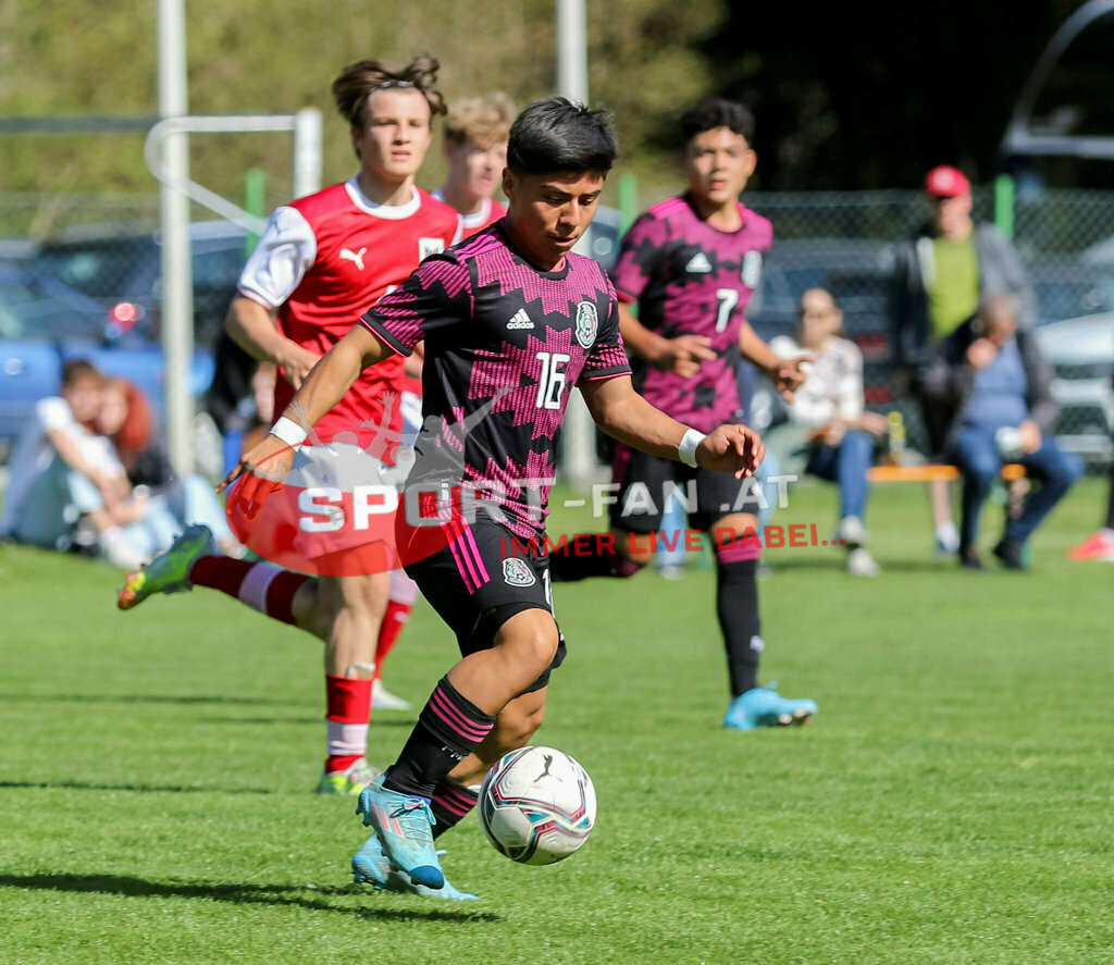 AUSTRIA U15 - MEXICO U15 | Jesus Torres (Mexico #16) Jose Quinones (Mexico #7) ; AUSTRIA U15 - MEXICO U15 am 29.04.2022 in Arnoldstein
(Sportplatz), AUSTRIA, (Photo by Ernst Krawagner sport-fan.at) - Realisiert mit Pictrs.com