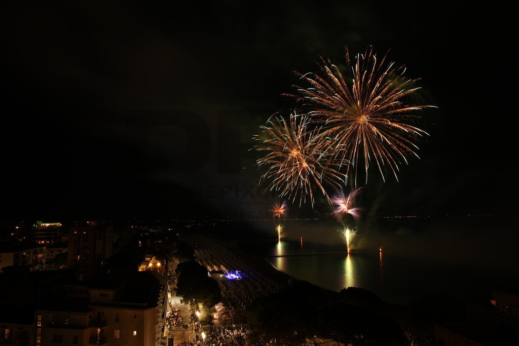Ferragosto Fireworks in Grado, Italy | GRADO, ITALY, 15.AUG.26 - FIREWORKS - Ferragosto fireworks over the Adriatic Sea in Grado, Italy. Colorful fireworks light up the night sky above the beach, coastline and waterfront during the traditional summer celebration. - Realisiert mit Pictrs.com
