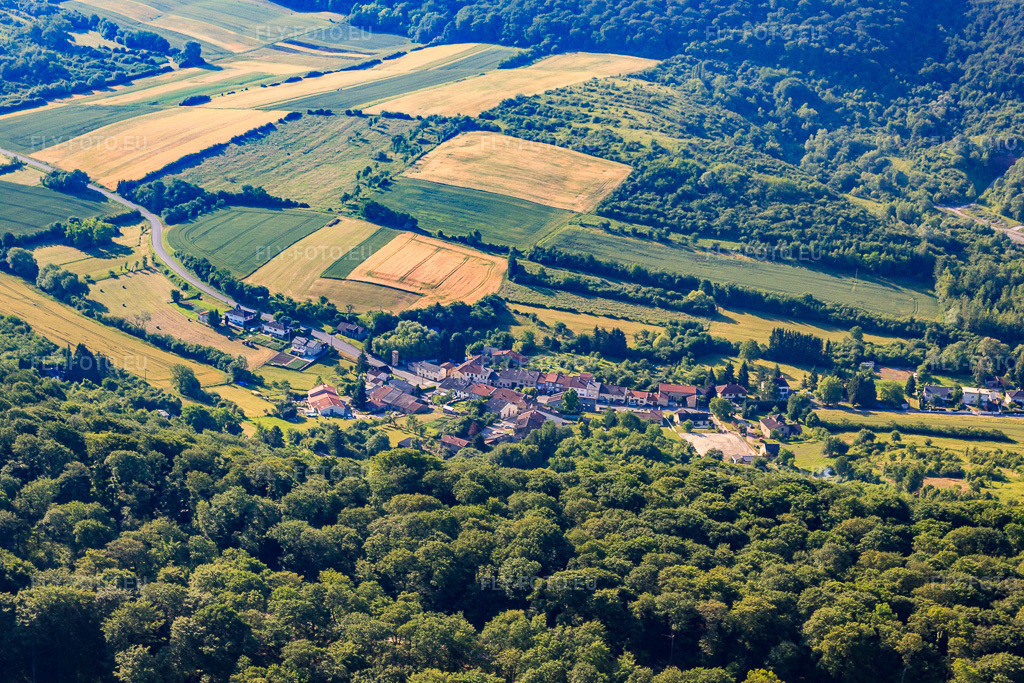Vue aérienne: Vue de la ville depuis le nord-ouest à Veckring dans le département Moselle, France – .Photo: IMG_29558.jpg prise le 27/06/2010 par Werner Riehm/FLY-FOTO.eu – Résolution de l'original: 4752 x 3168 px