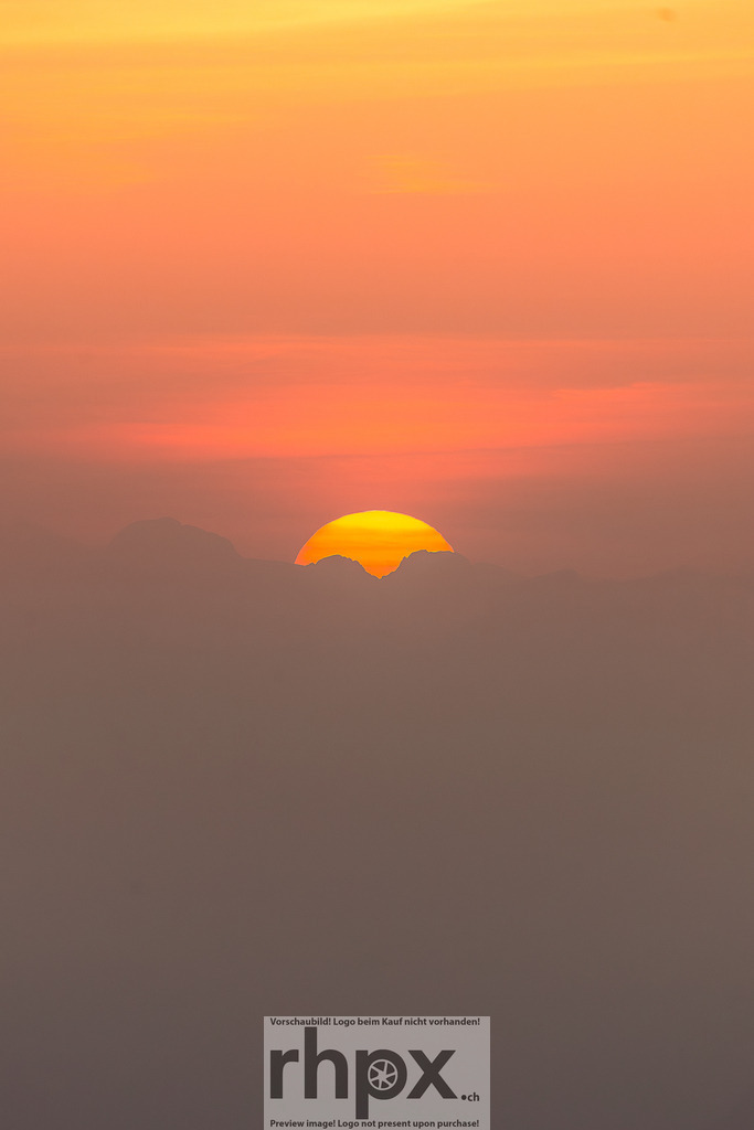 Sonnenaufgang am Pilatus | Stimmungsvolle Fotokunst aus Luzern. Erlebe den Pilatus, den See und die Stadt Luzern in exklusiven Aufnahmen in der Fotogalerie & Shop. - Realisiert mit Pictrs.com