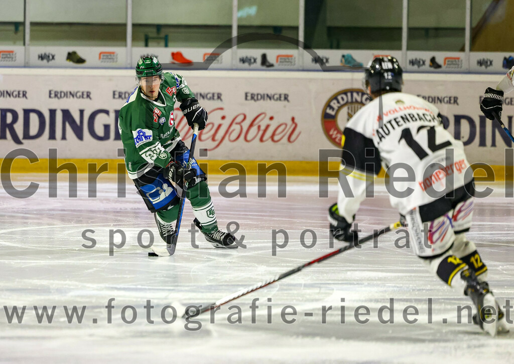 2023-11-17_032_TSV_Erding_gegen_EA_Schongau | Erding, Deutschland, 17.11.2023:
Eishockey, Bayernliga Vorrunde 2023 / 2024, 10. Spieltag, TSV Erding gegen EA Schongau, Endergebnis: 12:4

Thomas Matheson (Erding Gladiators, #37), Jonas Lautenbacher (EA Schongau, #12)

Foto: Christian Riedel / fotografie-riedel.net
