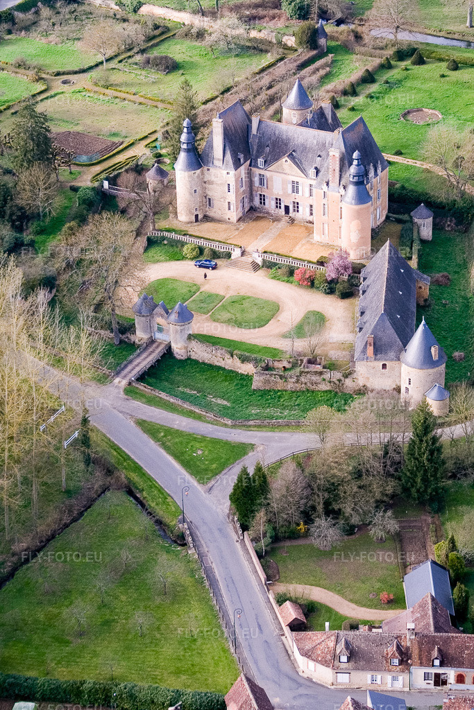 Vue aérienne: Sarthe, Semure en Vallon, Le Château à Semur-en-Vallon dans le département Sarthe, France. Photo: IMG_1477.jpg prise le 17/04/2006 par Werner Riehm/FLY-FOTO.euRésolution de l'original: 2215 x 3322 px