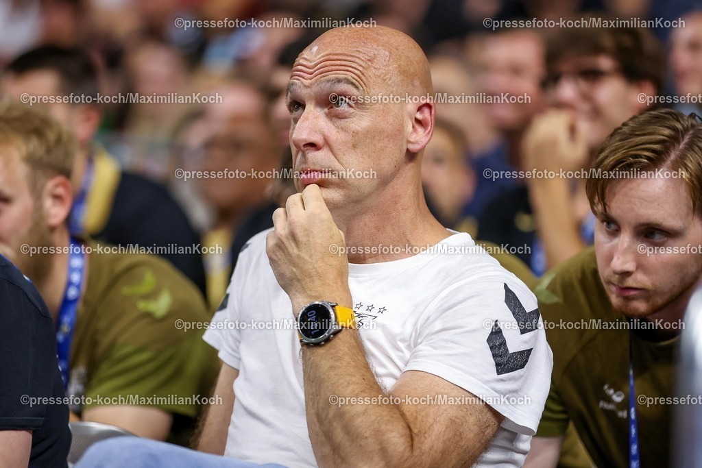 KoeEHF14062502079 | 14.06.2025, Handball, Halbfinale TruckScout24 EHF FINAL4, LANXESS arena Köln, FC Barcelona - SC Magdeburg: DIRK Roswandowicz (Präsident Präsidium SC Magdeburg) schaut gespannt dem Spiel zu