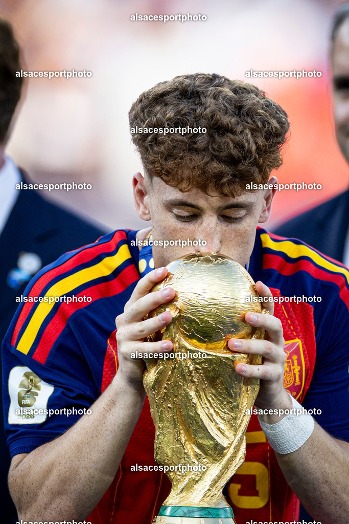 FOOTBALL : Argentine vs Espagne – Finale de la Coupe du Monde FIFA 2026. New York New Jersey Stadium, East Rutherford, New Jersey, États-Unis. 19/07/2026. | Víctor Muñoz #25 (Spain) avec le trophée de la Coupe du Monde de la FIFA 2026.