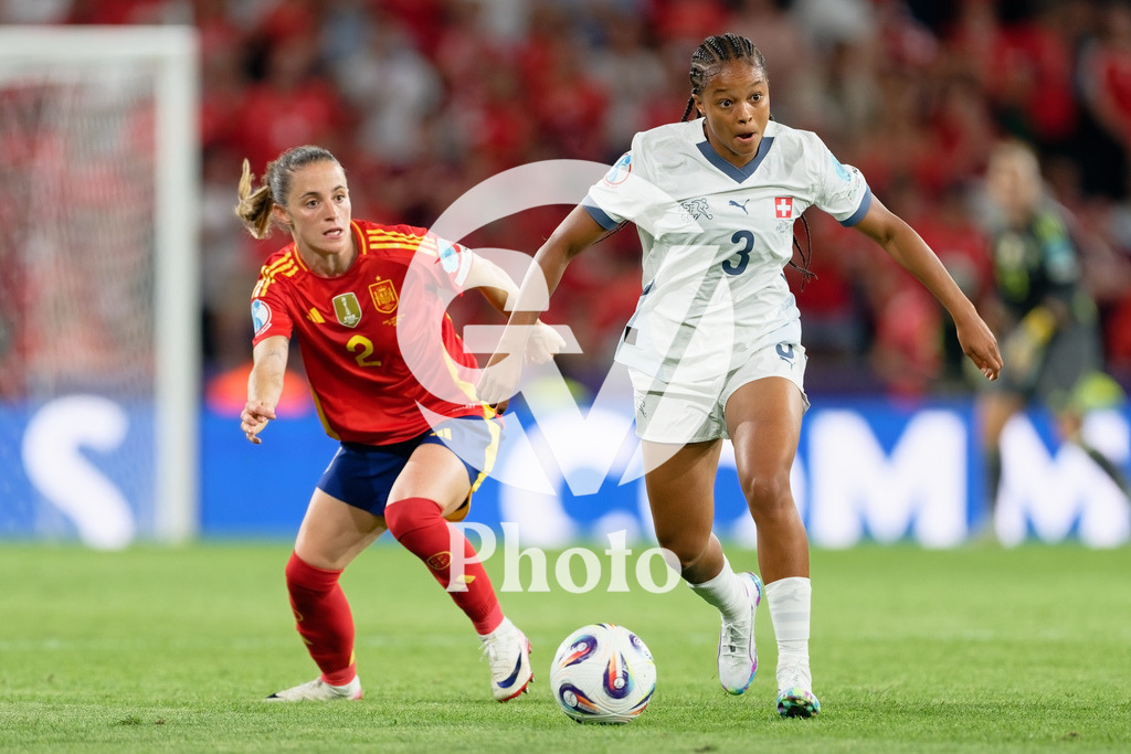 Spain v Switzerland - UEFA Women's EURO 2025 Quarter-Final | BERN, SWITZERLAND - JULY 18: Leila Wandeler of Switzerland (R) controls the ball under pressure from Ona Batlle of Spain (L)  during the UEFA Women's EURO 2025 Quarter-Final match between Spain v Switzerland at Stadion Wankdorf on July 18, 2025 in Bern, Switzerland. (Photo by Giuseppe Velletri/Sports Press Photo/Getty Images)